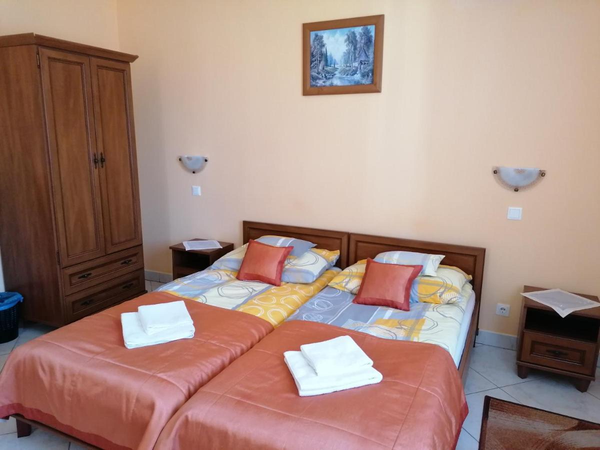 Harmonia Panzio Hotel Sarospatak Bagian luar foto